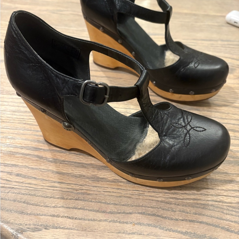 UGG Clogs  size 8.5 - Picture 7 of 7